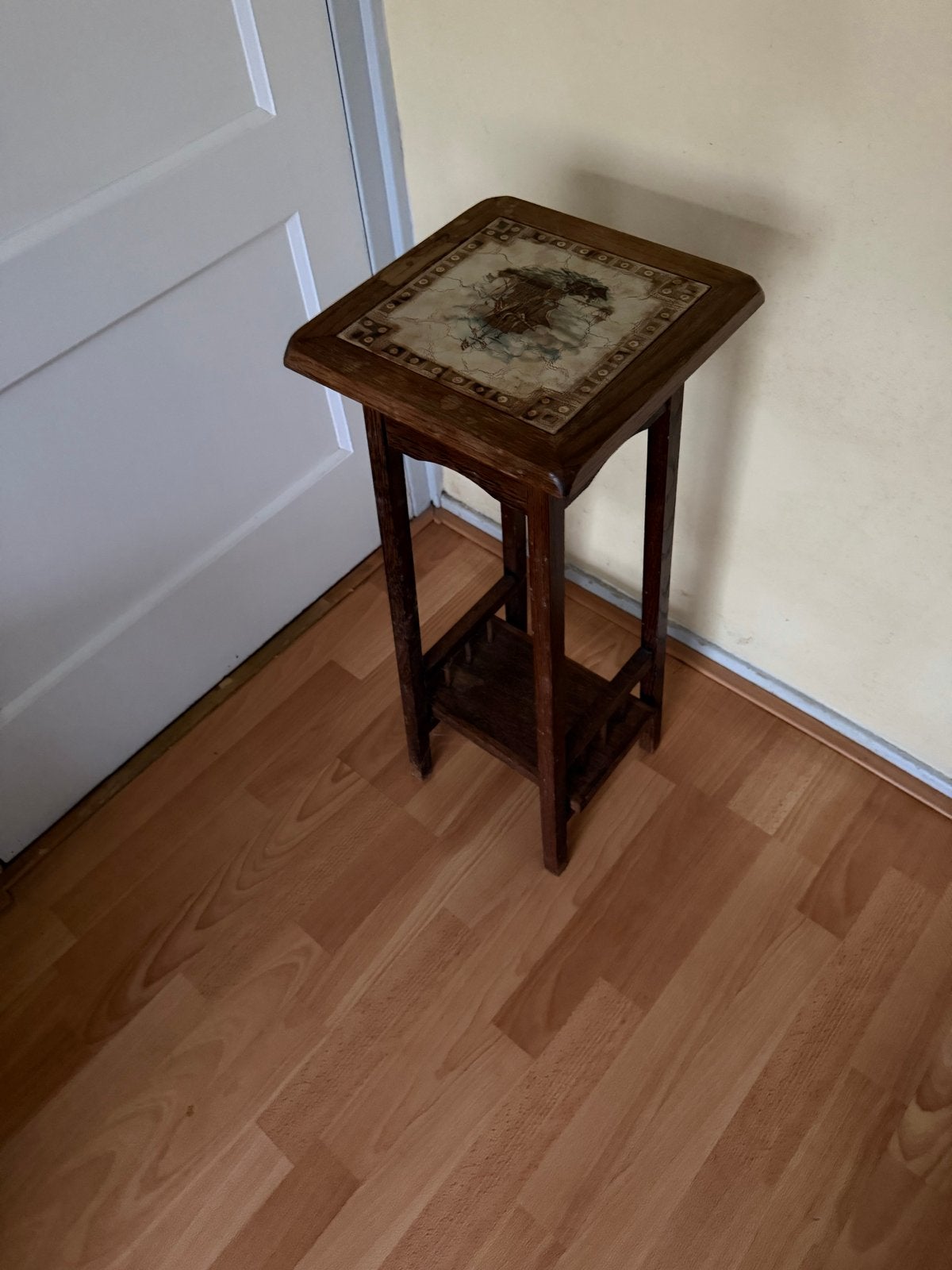 Antieke bijzettafel met tegel, Ophalen, Minder dan 55 cm, Gebruikt, 60 cm of meer
