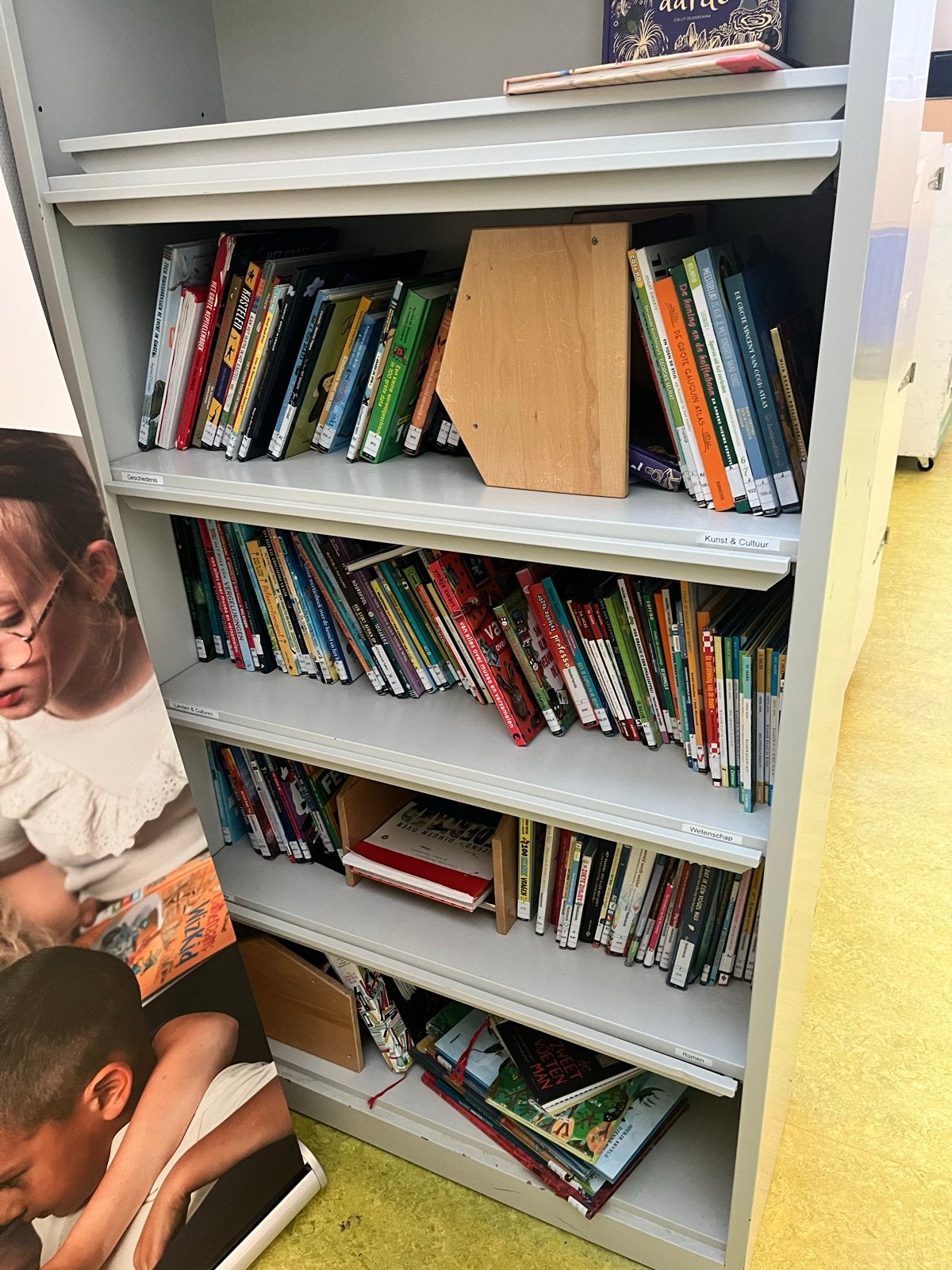 Metalen boekenkast met schuifdeuren, Ophalen of Verzenden, Zo goed als nieuw