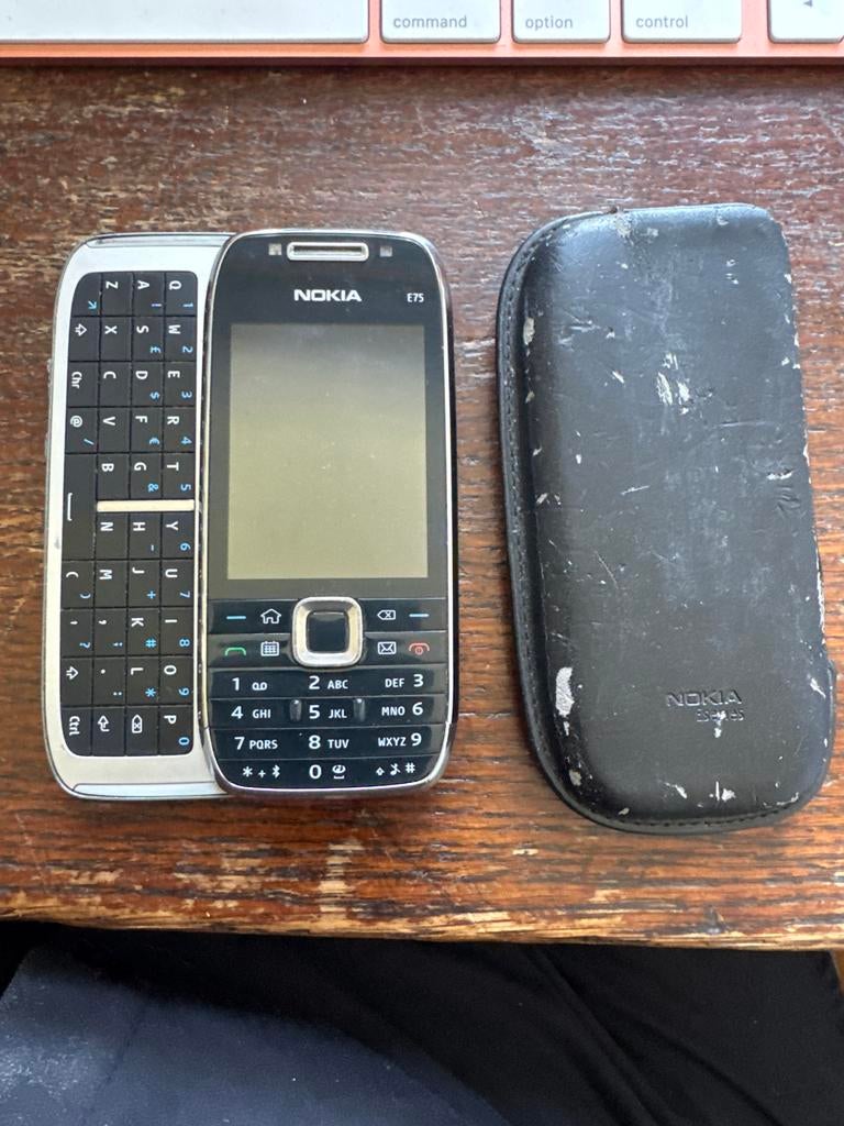 Nokia E75 met toetsenbord en origineel hoesje, Telecommunicatie, Gebruikt, Schuifmodel, Fysiek toetsenbord, 3 tot 6 megapixel