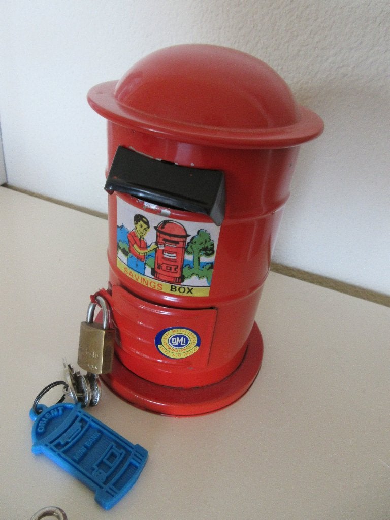 Spaarpot DMI orient saving box rood, Verzamelen, Spaarpotten, Ophalen of Verzenden, Zo goed als nieuw, Metaal of Blik, Object of Gebouw