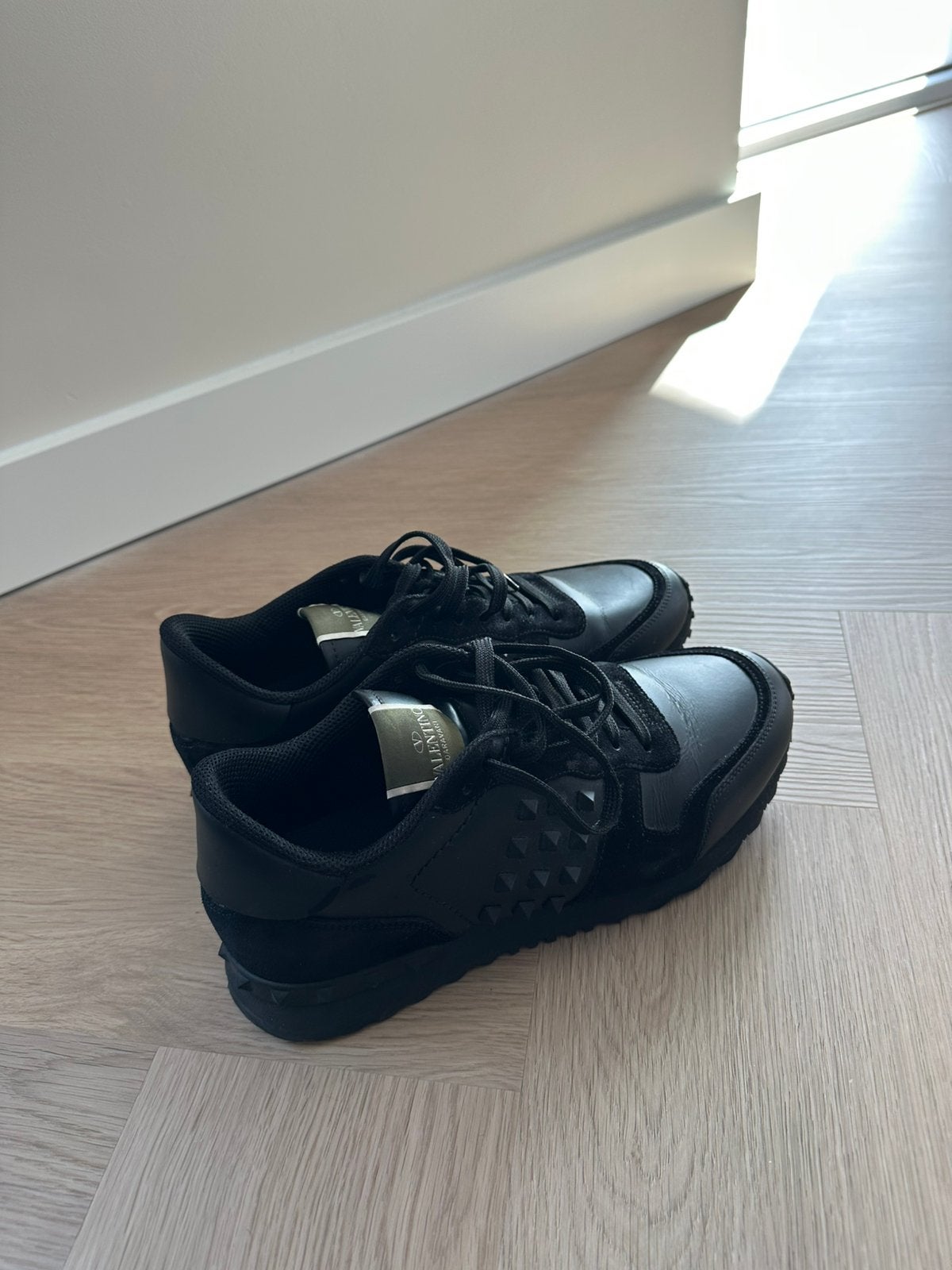 Valentino Rockstud sneaker van kalfsleer met suède details, Schoenen, Ophalen of Verzenden, Zo goed als nieuw, Jongen