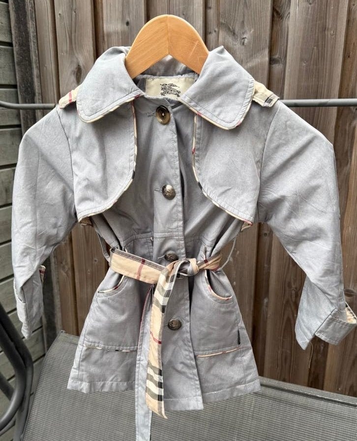Burberry trenchcoat met iconische print voor peuter/kleuters, Verzenden, Zo goed als nieuw, Jongen of Meisje, Broek