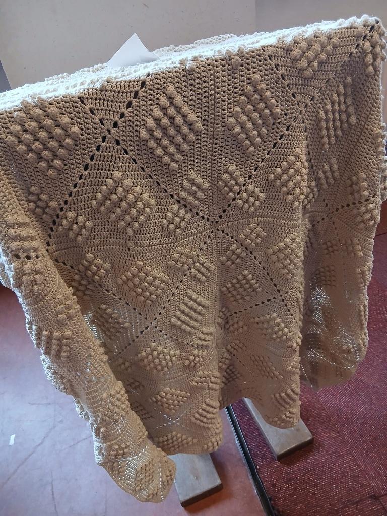 Handgehaakte deken met bobbelsteekpatroon, Ophalen of Verzenden, Nieuw, 100 cm of meer, Deken