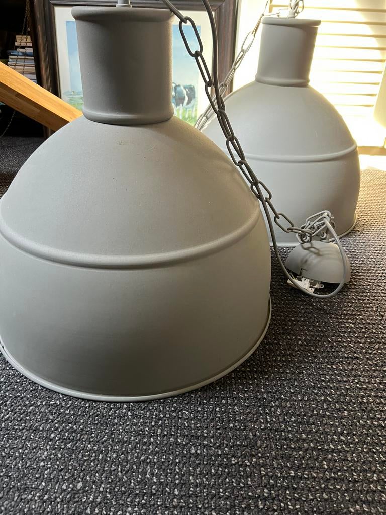 2 grote hanglampen grijs van Karwei, Huis en Inrichting, Ophalen, Zo goed als nieuw, Metaal