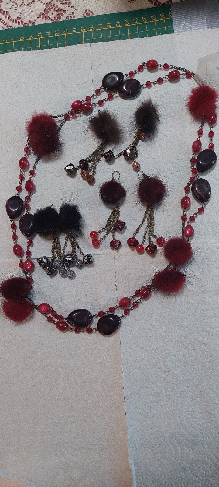 Set van ketting en oorbellen met pompons en kralen, Sieraden, Tassen en Uiterlijk, Nieuw, Ophalen of Verzenden, Rood, Overige materialen