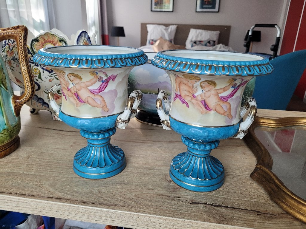 Porseleinen vazen Sevres met afbeelding van putti H. 20 cm., Ophalen of Verzenden