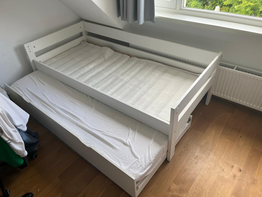 Wit bed met onderschuif bed op wieltjes, Huis en Inrichting, Slaapkamer | Bedden, Ophalen, 90 cm, Eenpersoons, Wit