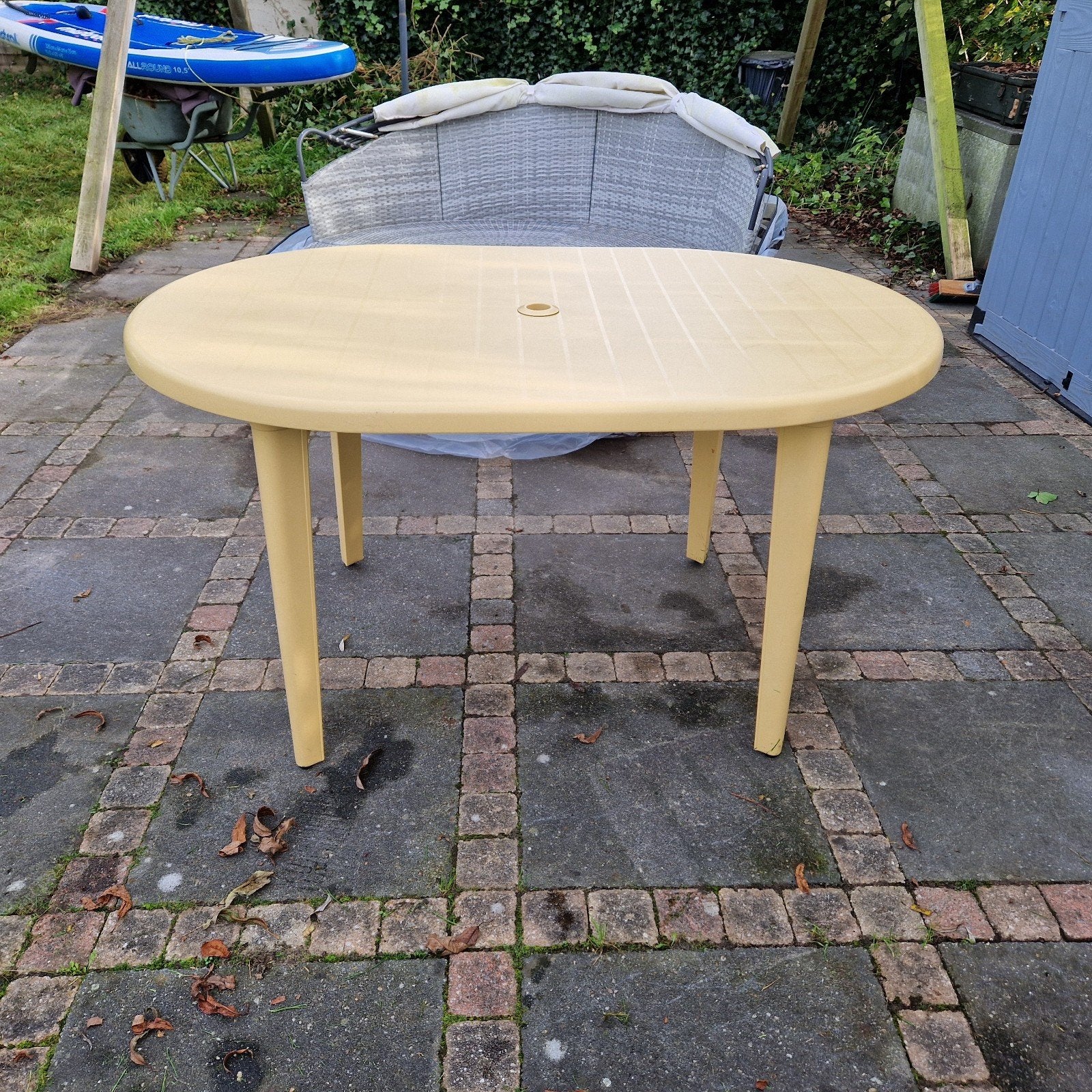 Ovale tuintafel van kunststof, crème/geel kleurig, Ophalen, Gebruikt, Ovaal, Kunststof