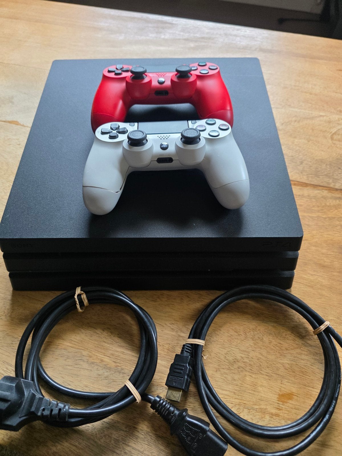 PlayStation 4 Pro met 2 controllers (beschadigd, functioneel, Spelcomputers en Games, Spelcomputers | Sony PlayStation 4, Ophalen