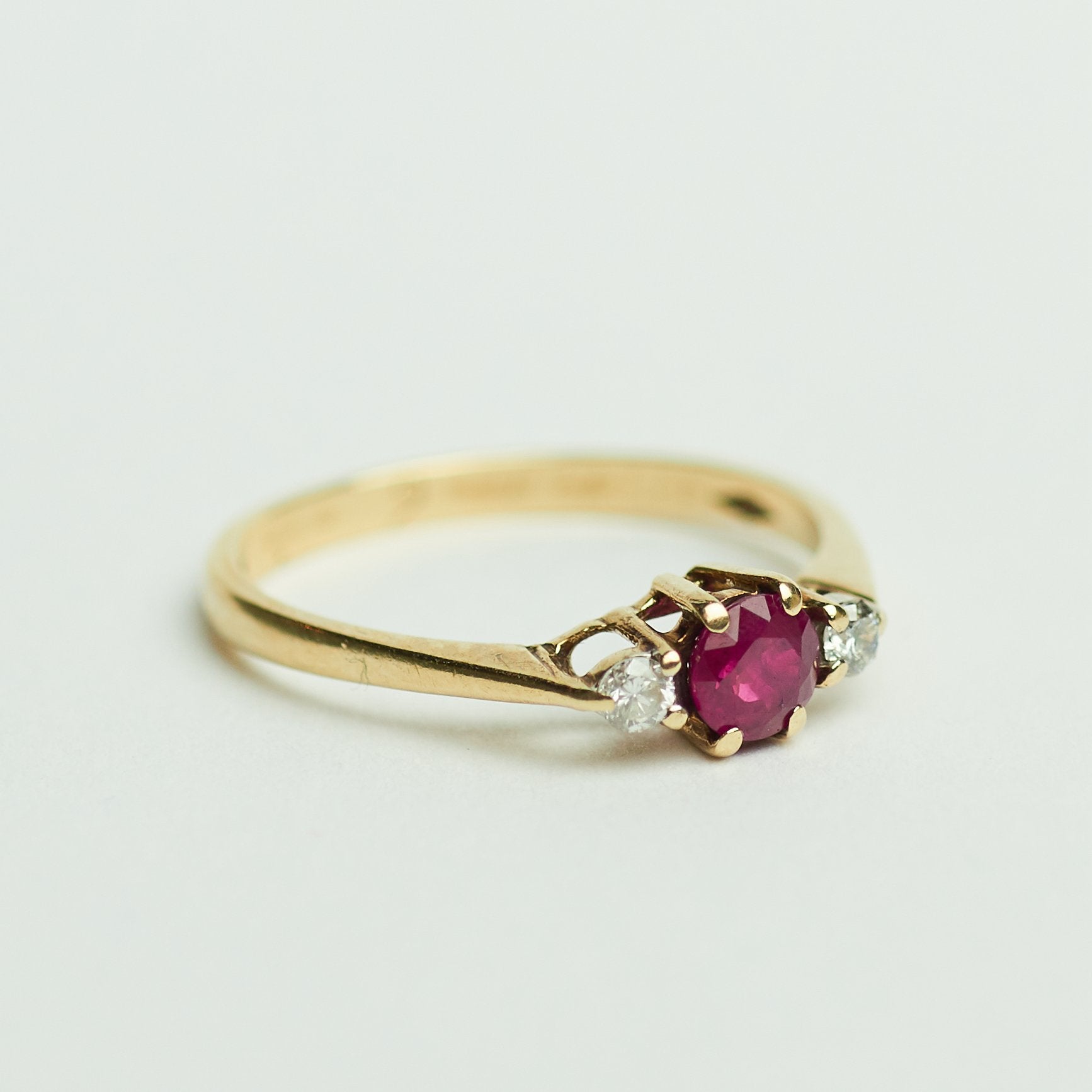 Vintage trilogie gouden ring robijn diamant klassiek 9k goud, Ophalen of Verzenden, Zo goed als nieuw, 17 tot 18, Met edelsteen
