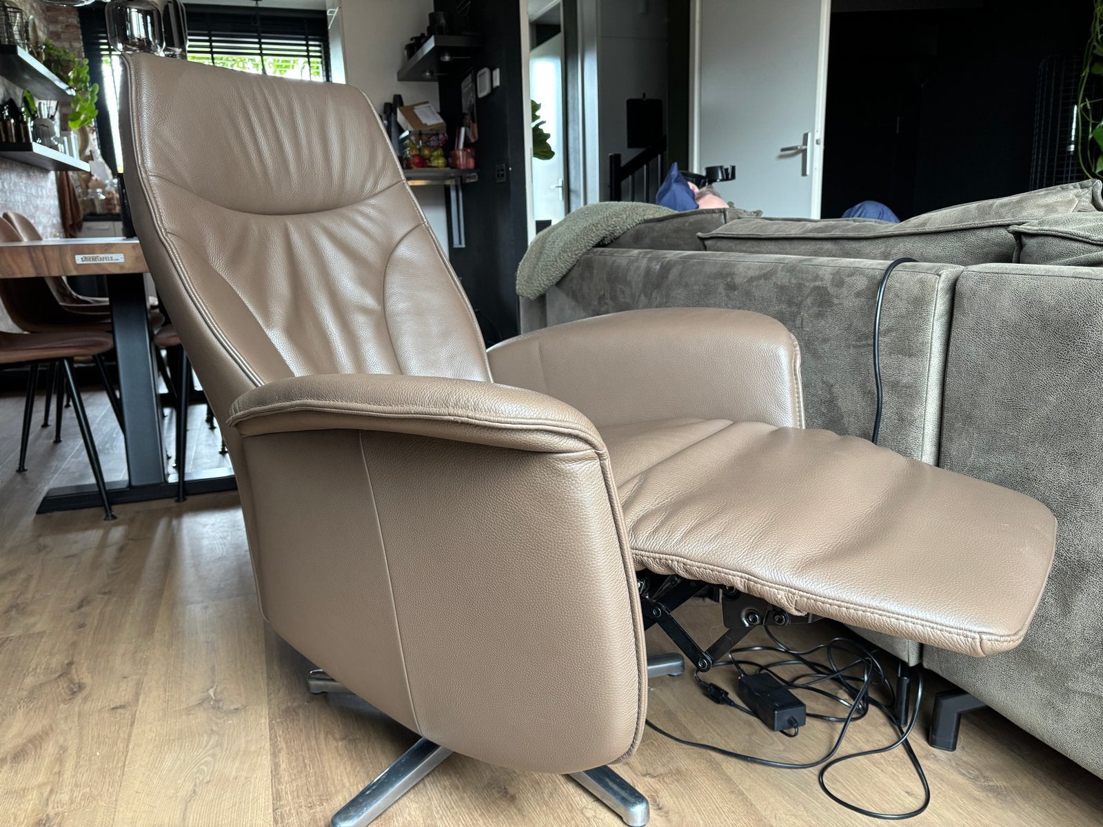 Leren sta op stoel met elektrische verstelling, Huis en Inrichting, Fauteuils, Ophalen of Verzenden, Zo goed als nieuw, Leer, 75 tot 100 cm