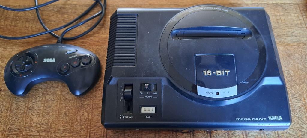 Sega Mega Drive 16-bit console met controller, Spelcomputers en Games, Spelcomputers | Sega, Gebruikt, Mega Drive, Met 1 controller