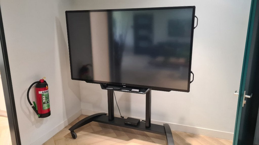 sharp touchscreen 80" DVsignage viewstream 500 media player, Ophalen, 50 Hz, LCD, Zo goed als nieuw