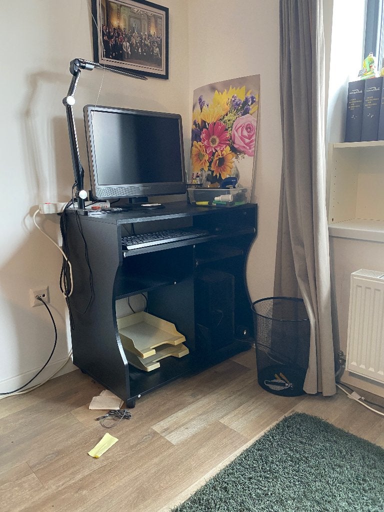 Gloednieuw computer bureau, Huis en Inrichting, Bureaus, Zo goed als nieuw, Computerbureau, Hout, Zwart, Demontabel, Met wielen