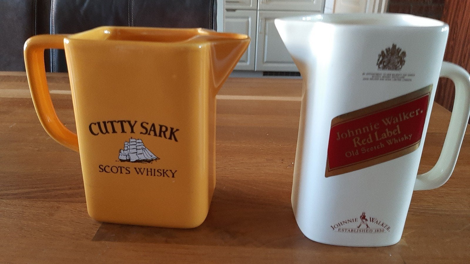 2 vintage kannen johnnie walker 1x scouts wisky cutty  Sark, Ophalen