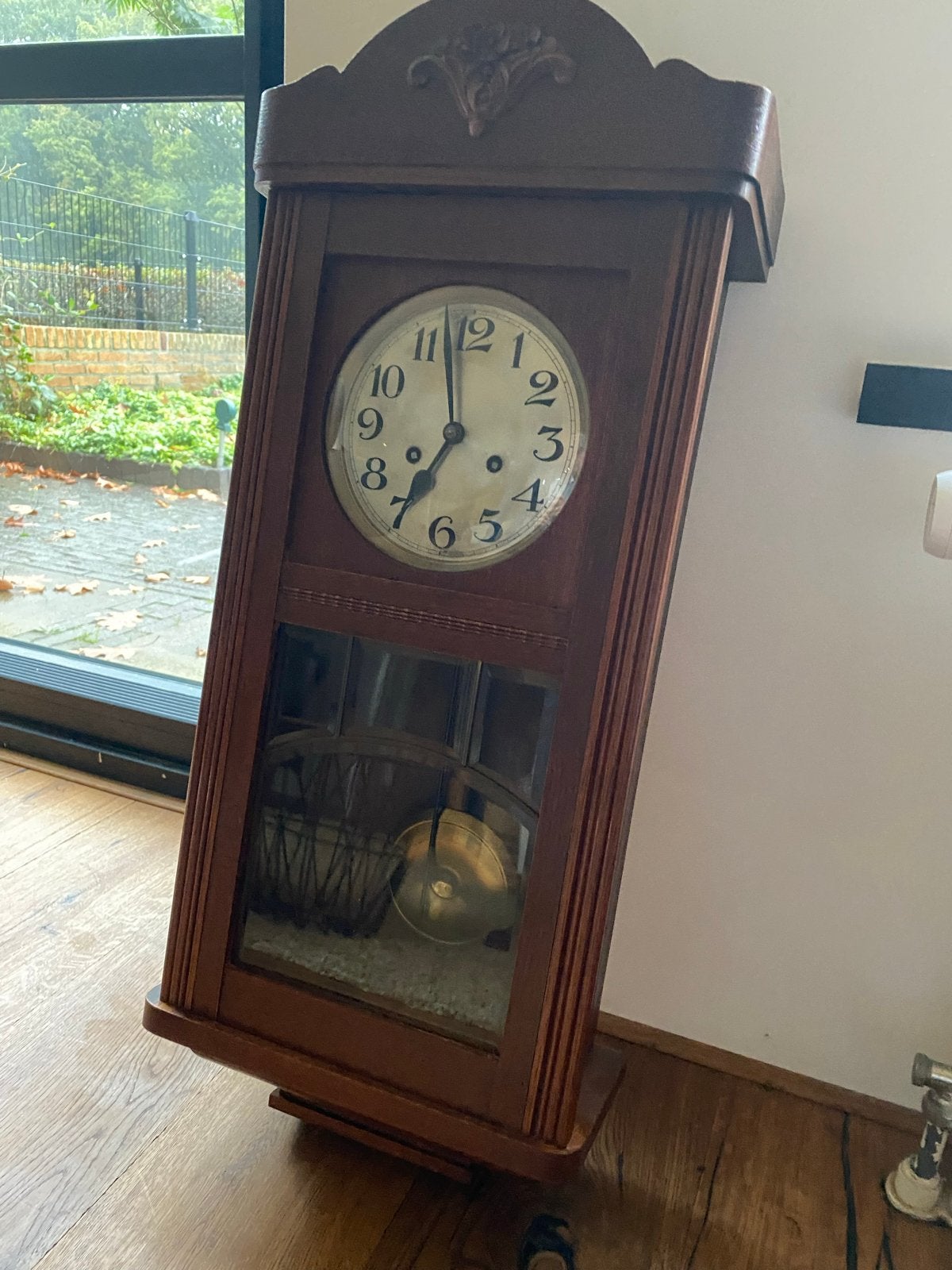 Antieke houten wandklok met slinger., Ophalen