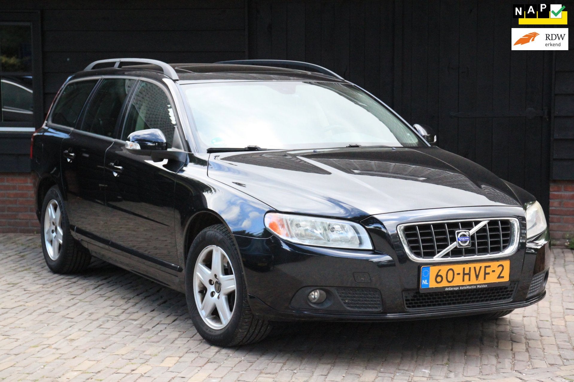 Volvo V70 2.5T Momentum Elek-Dak/Navigatie/Leer/Parkeersenso, Auto's, Volvo, Voorwielaandrijving, Zwart, Handgeschakeld, 93 €/maand