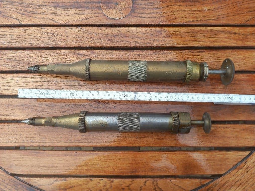 Antieke oude vetspuiten, Ophalen