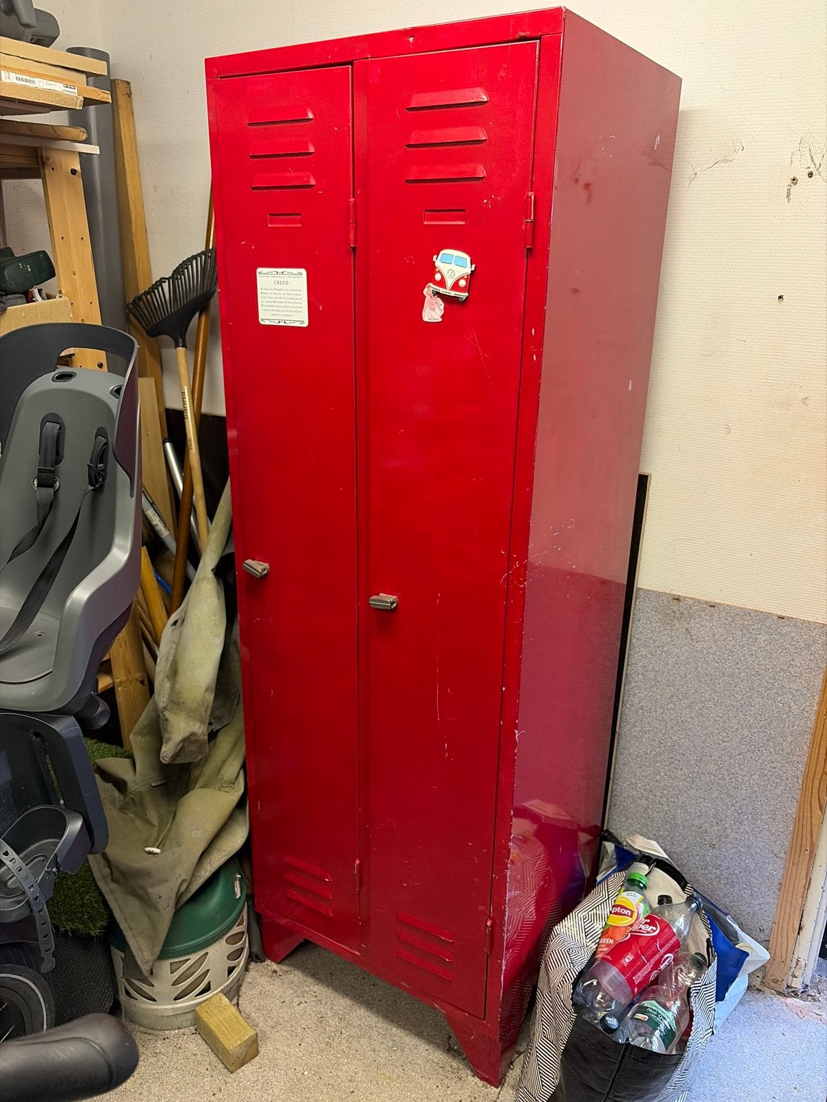 Vintage Rode Metalen Locker Kast met Dubbele Deuren, Ophalen, Gebruikt