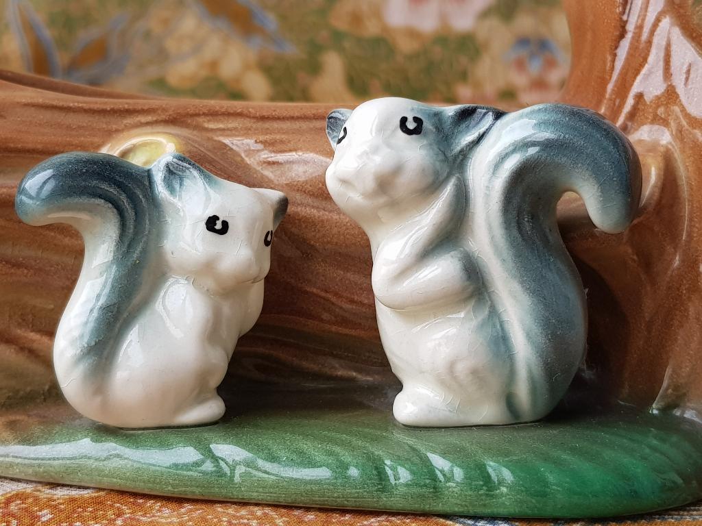 Mooi oud Engels Hornsea bloembakje met eekhoorns 20,5 cm., Ophalen of Verzenden