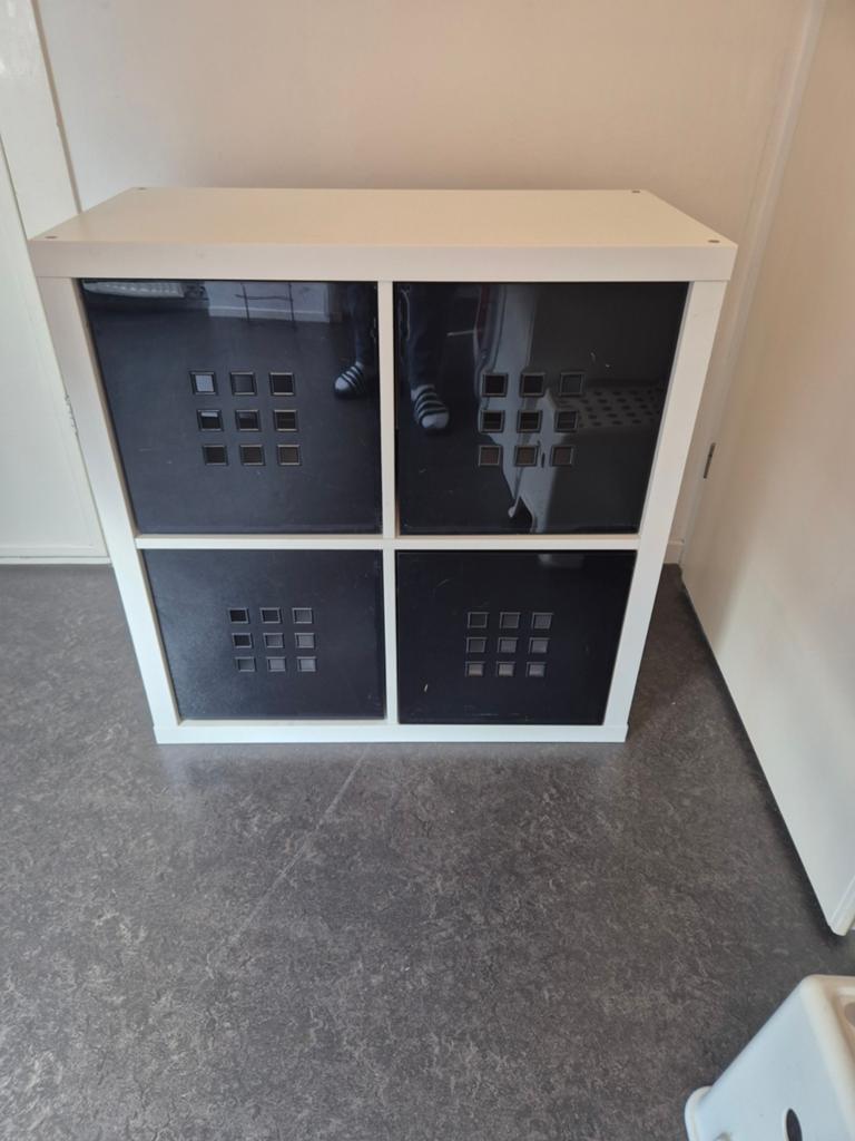 Gebruikte ikea kallax kast met 4 zwarte bakken., Ophalen of Verzenden, Zo goed als nieuw