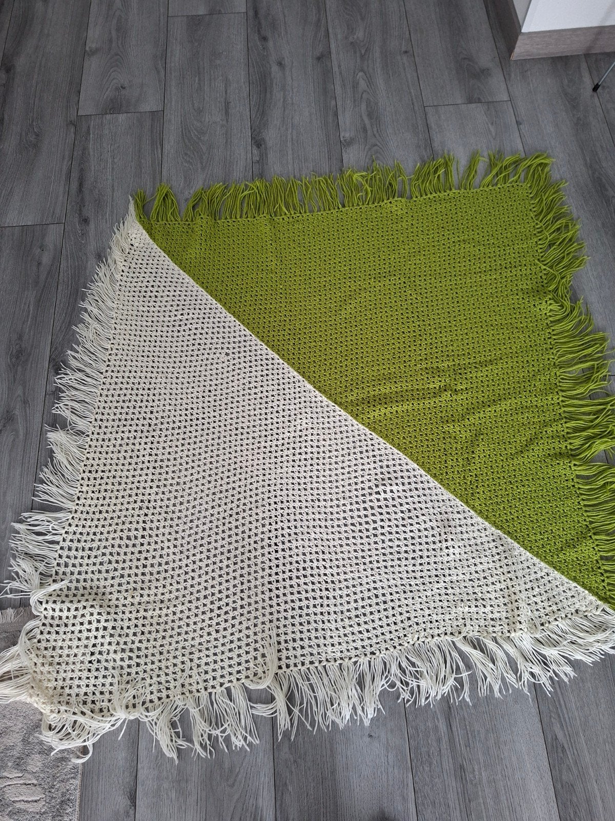 Groen en Crème Gehaakt Plaid met Franjes, Handgemaakt, Gehaakt, Bohemian, Groen, Ophalen of Verzenden, Zo goed als nieuw
