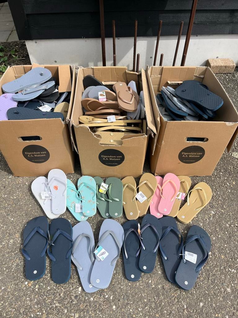 Partij van 100 paar nieuwe slippers, diverse maten (36-45), Ophalen of Verzenden, Nieuw, Slippers