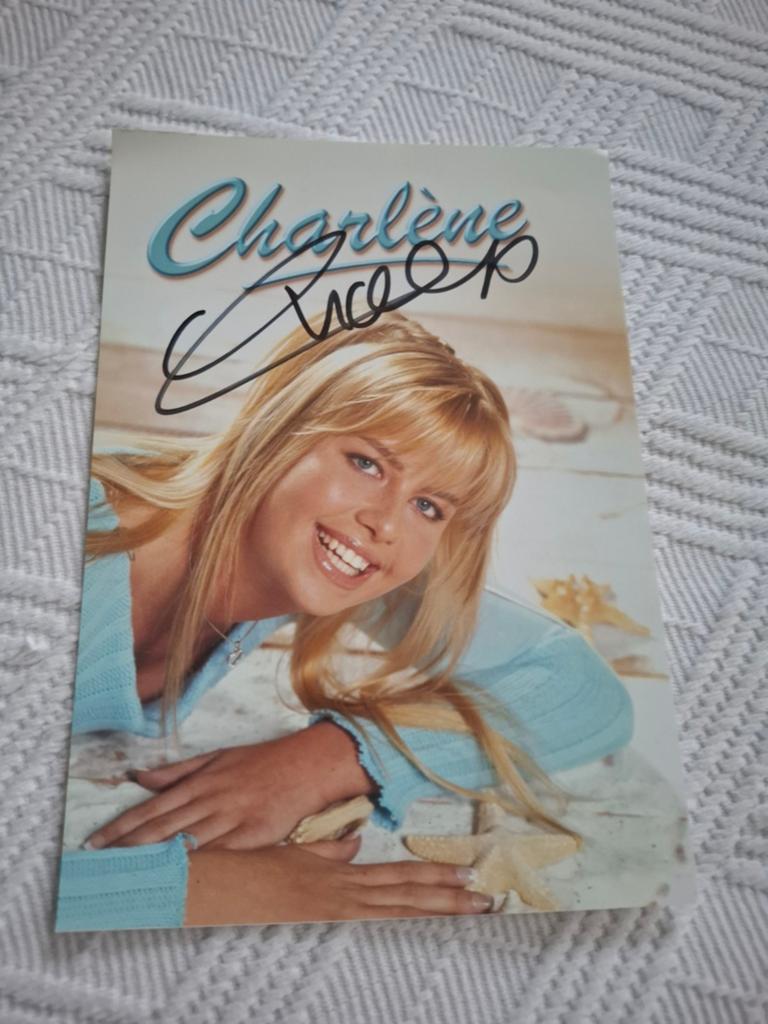 Gesigneerde fotokaart van zangeres Charlène (de Lange), Ophalen, Zo goed als nieuw, Foto of Kaart, Gesigneerd