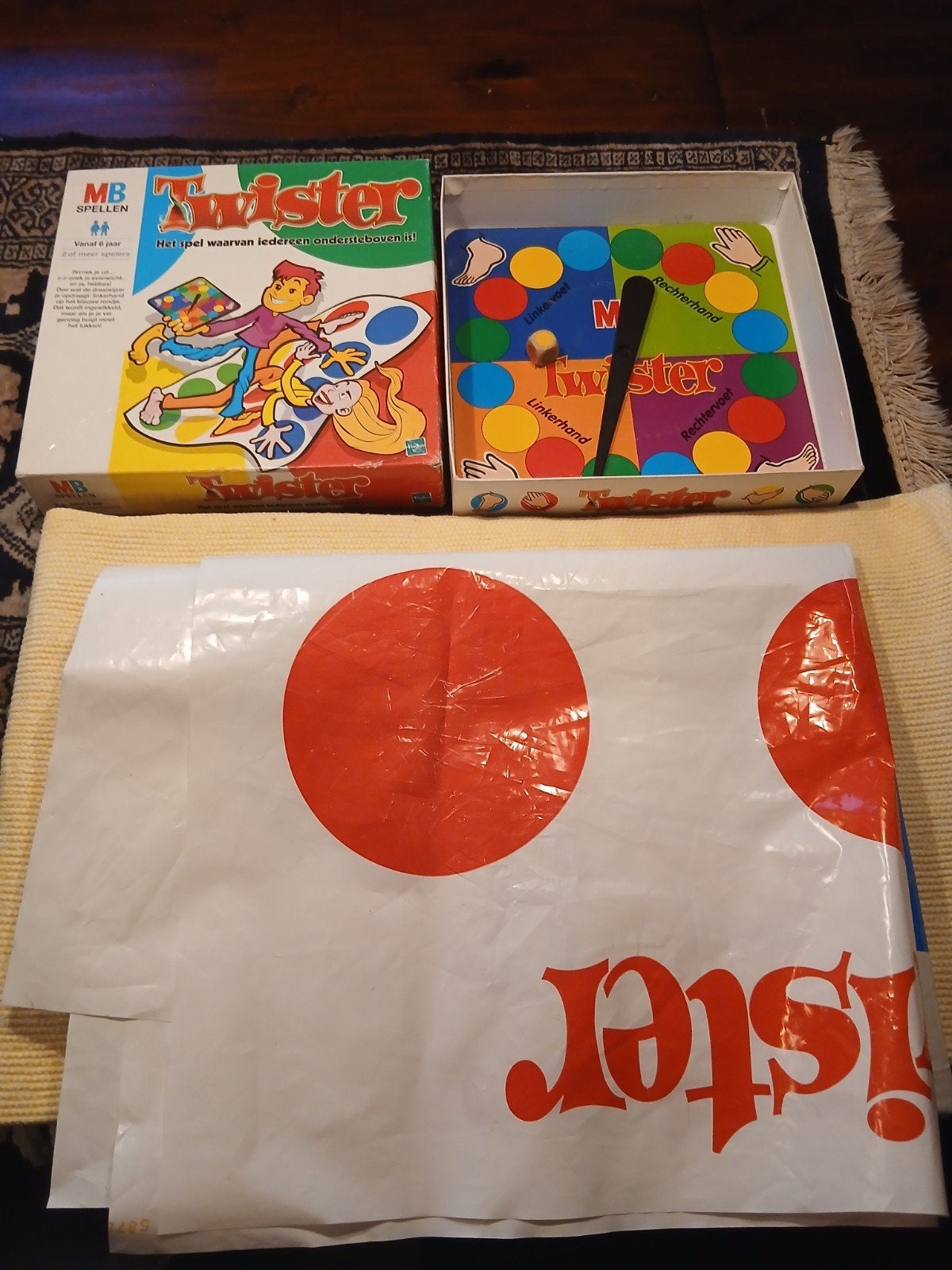 Twister spel van MB Spellen - Het spel waarbij iedereen onde, Vijf spelers of meer, Ophalen of Verzenden, Gebruikt, MB Spellen