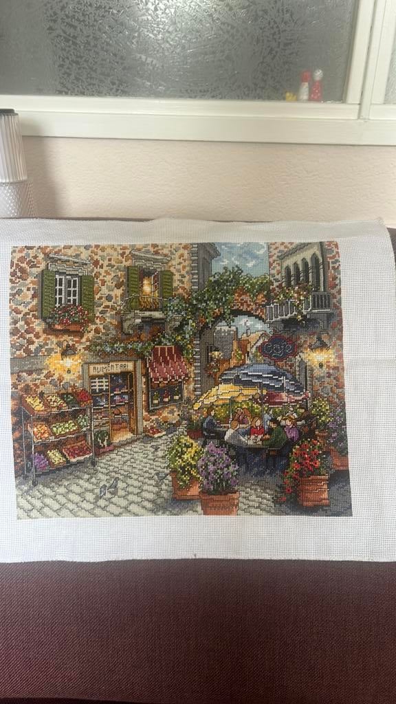 Vol geborduurd tafreel op de markt 28 x 33, Ophalen of Verzenden