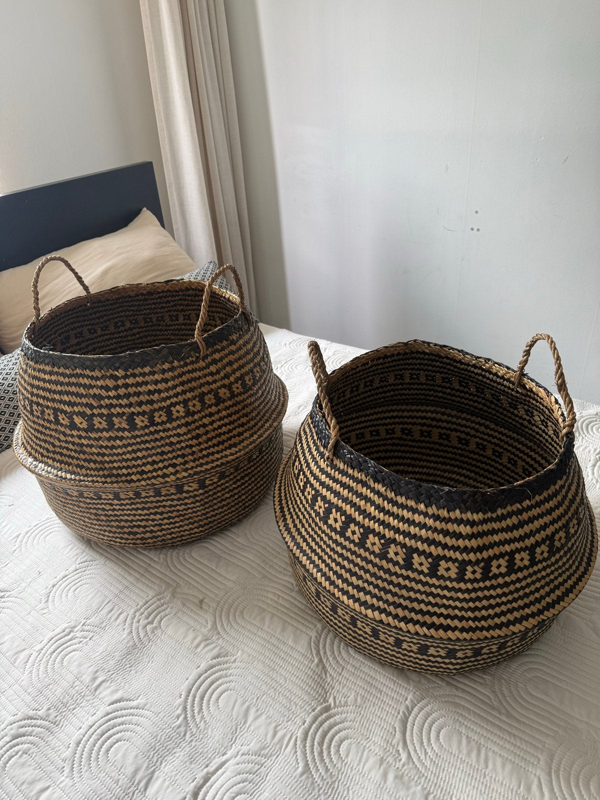 Set van 2 handgemaakte rieten manden - Zwart/Naturel, Huis en Inrichting, Woonaccessoires | Schalen en Manden, Ophalen, Gebruikt