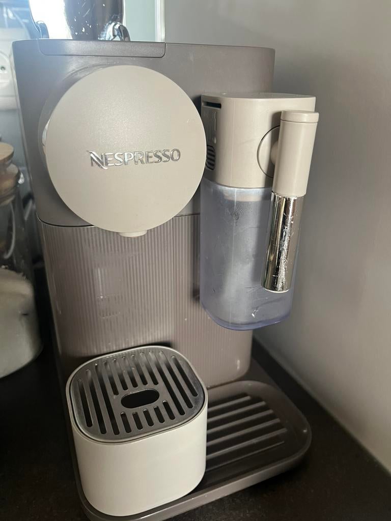 Nespresso Delonghi - nette staat!, Witgoed en Apparatuur, Koffiepads en cups, Koffiemachine, Ophalen of Verzenden, Zo goed als nieuw