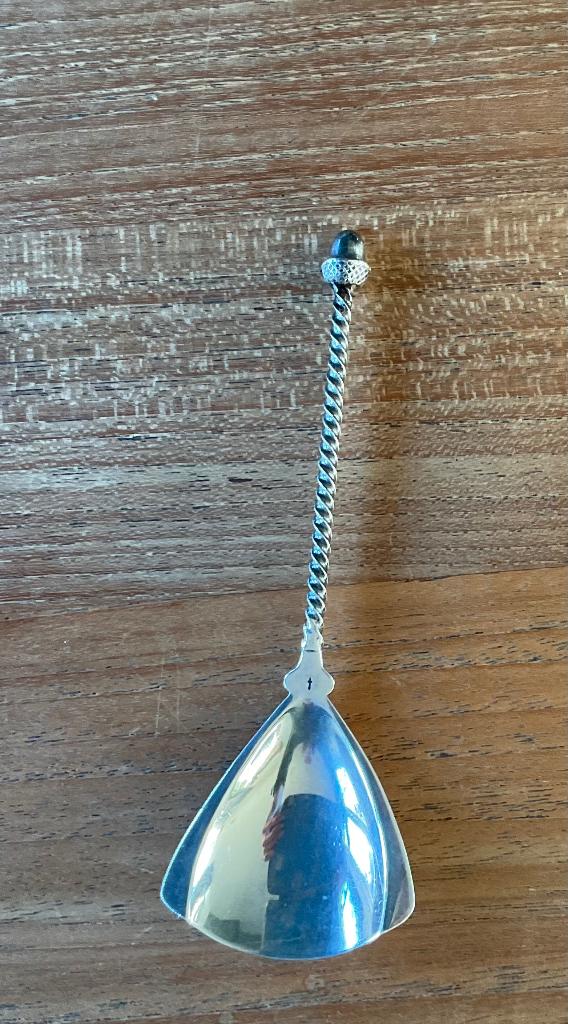 zilveren suikerschep getorste steel + eikel Fa. Gelderblom, Antiek en Kunst, Ophalen of Verzenden, Zilver