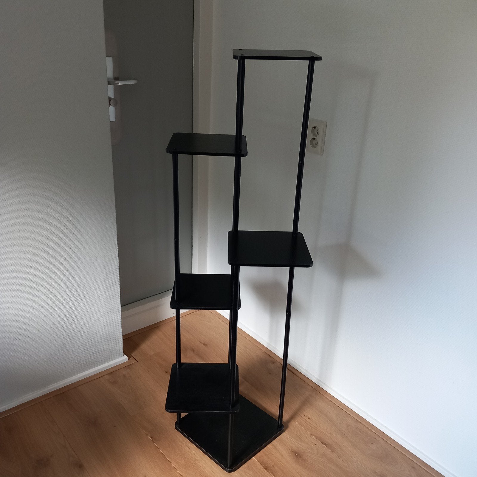 Zwarte metalen plantenstandaard met 6 houten plankjes, Ophalen, Zo goed als nieuw, Zwart, Metaal