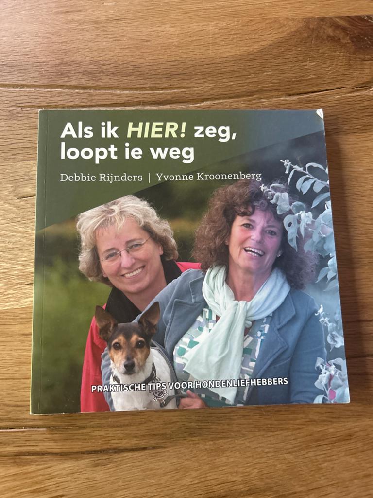 Als ik HIER! zeg, loopt ie weg - Hondentraining boek, Ophalen of Verzenden, Gelezen, Honden