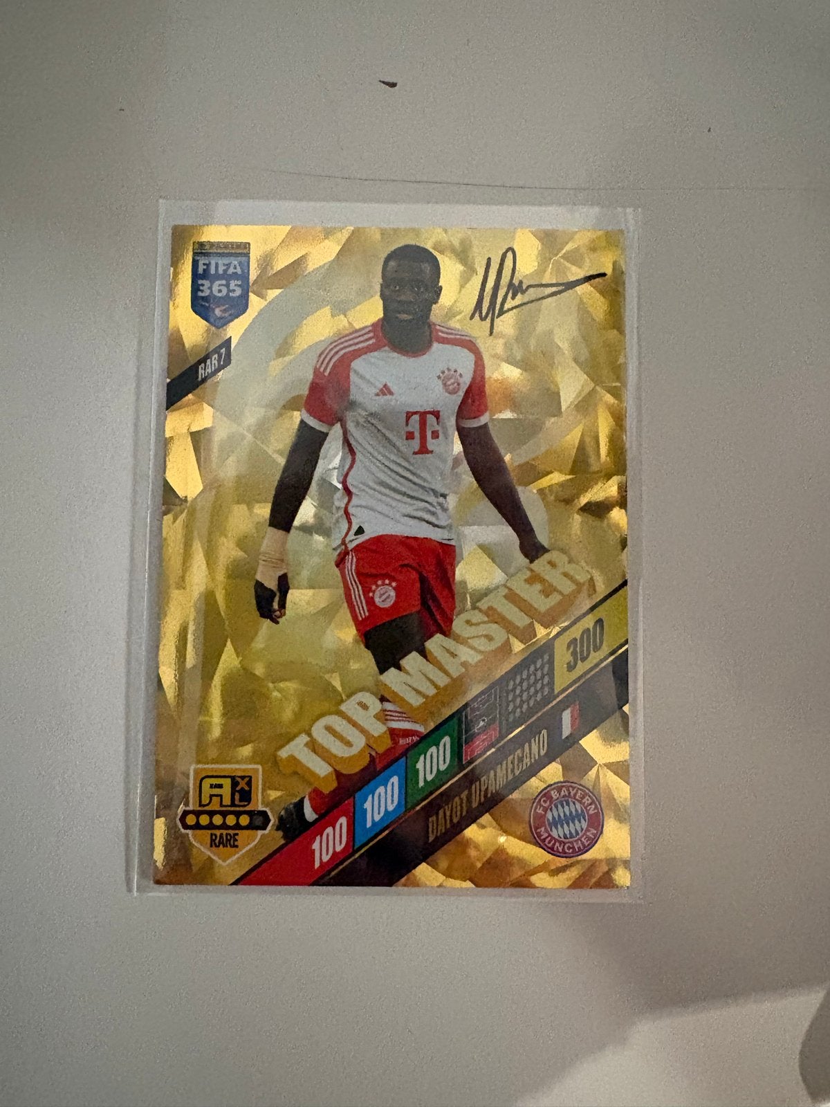 Panini FIFA 365 2024 Dayot Upamecano TOP MASTER Gold RARE, Verzamelen, Ophalen of Verzenden, Nieuw, Buitenlandse clubs, Spelerskaart