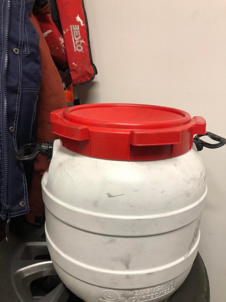 Waterdichte ton met rode deksel en handvatten, Watersport en Boten, Ophalen of Verzenden, Gebruikt, Overige typen