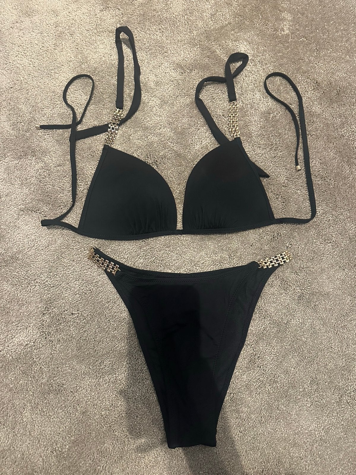 Zwarte bikini met eleganten gouden kettingdetails, Ophalen of Verzenden, Zo goed als nieuw, Zwart, Bikini