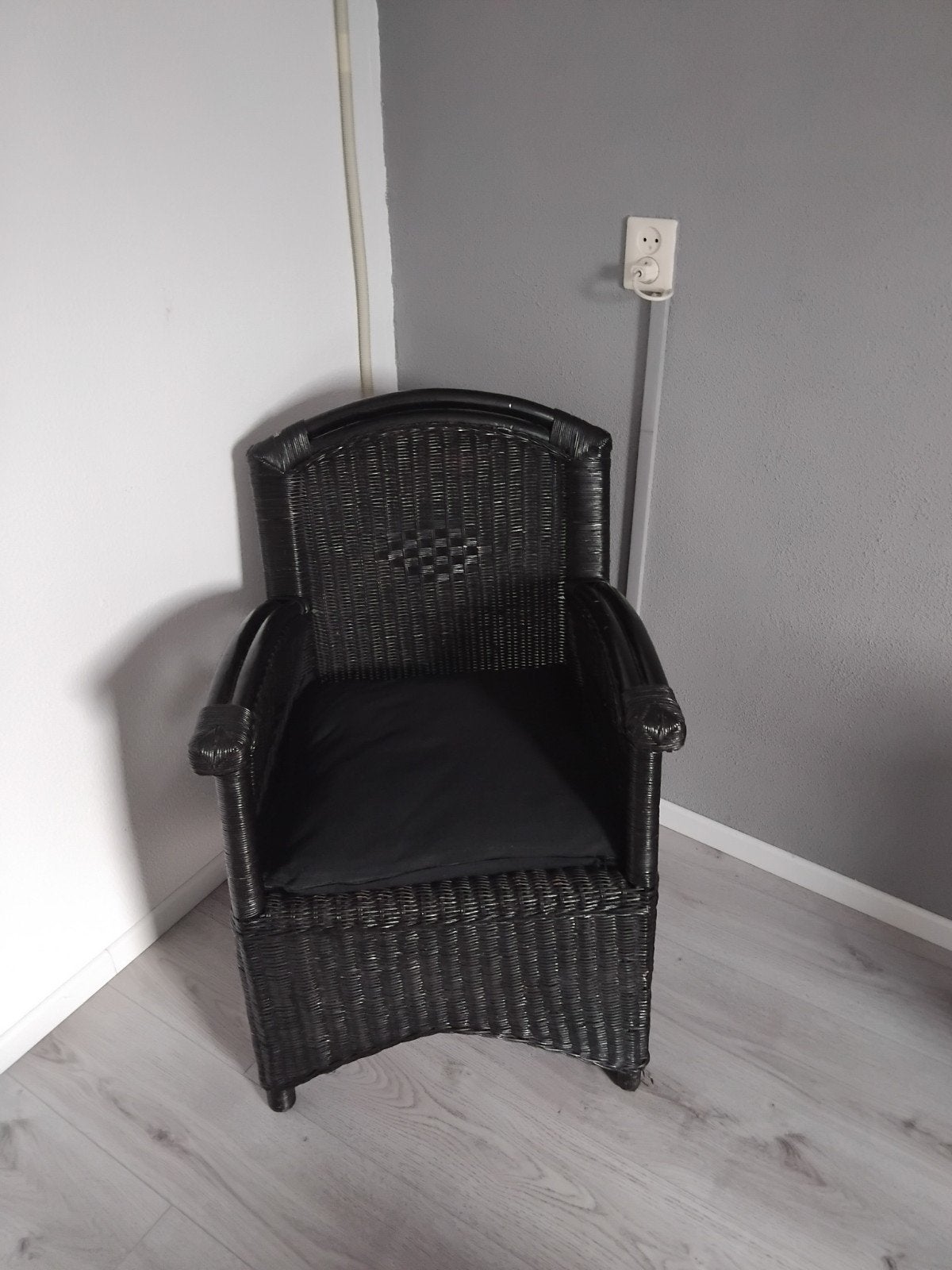 rieten stoel is zwart gespoten, Ophalen, Zwart, Eén