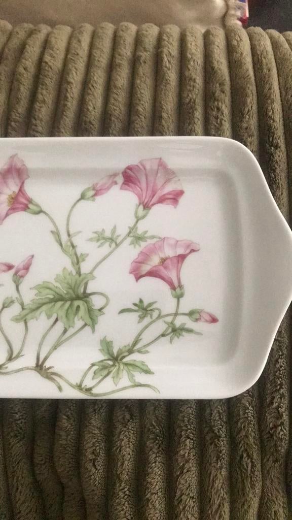 Franse (cake) schaal met roze bloemen - Pillivuyt, Huis en Inrichting, Keuken | Servies, Ophalen of Verzenden, Overige stijlen