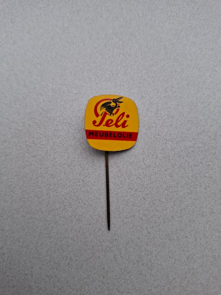 Vintage speldje pin prikker steekspeld Peli meubelolie, Ophalen of Verzenden