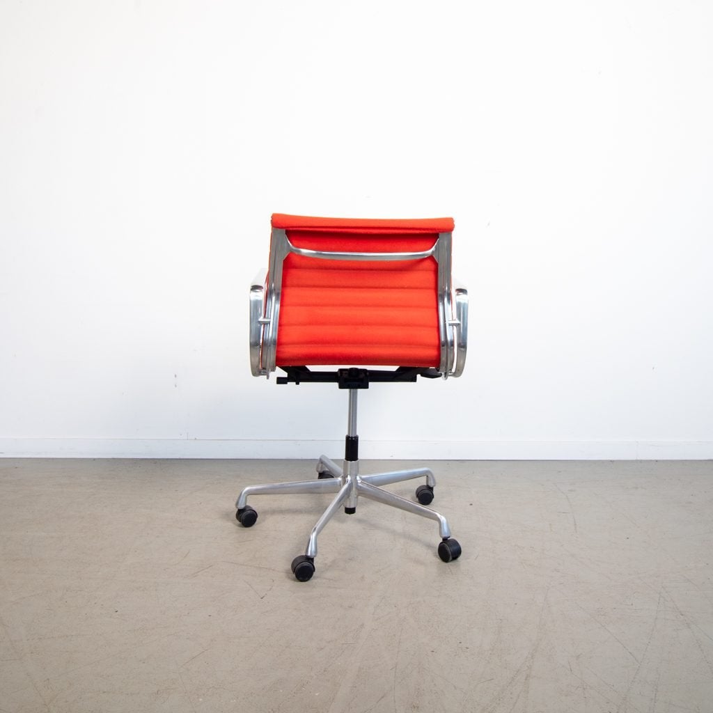 Vitra Eames EA 117 Bureaustoel Rood Hopsak - Aluminium, Niet ingevuld, Zo goed als nieuw, Niet ingevuld, Niet ingevuld