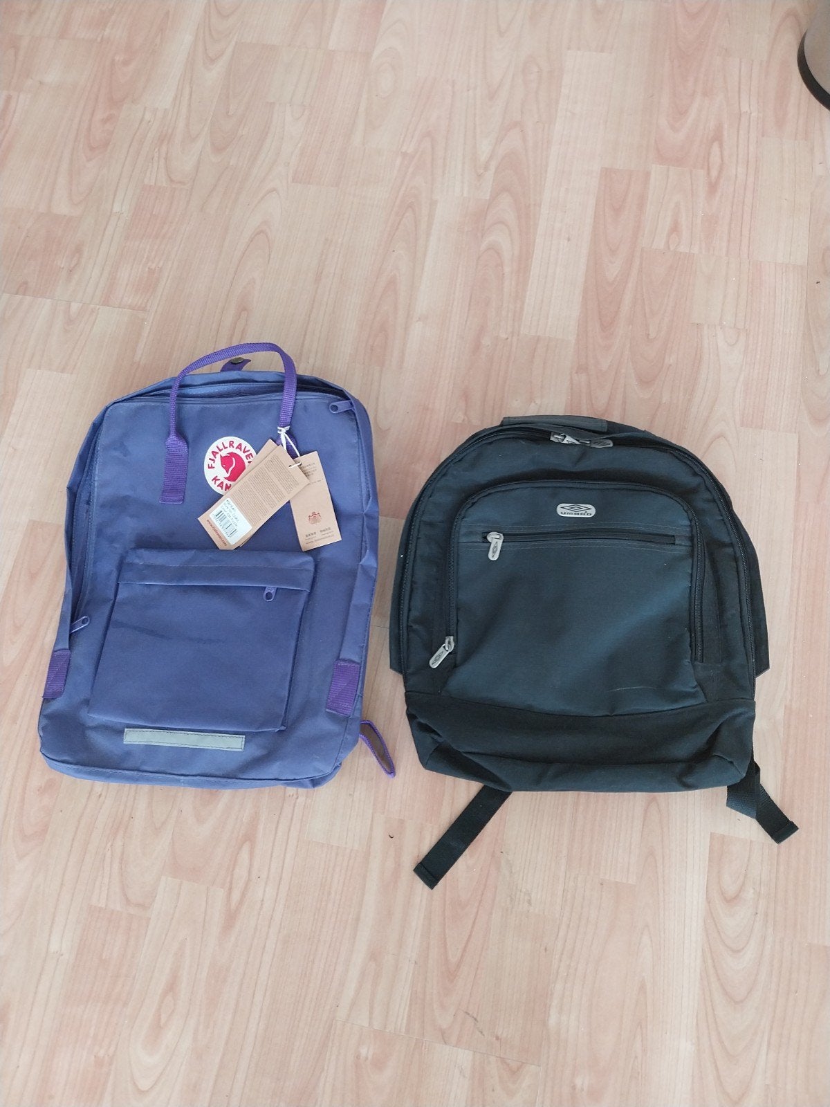 Fjallraven (paars) & Umbro (zwart) rugzakken - 2 stuks, Overige merken, Gebruikt, 25 tot 40 cm, Ophalen of Verzenden