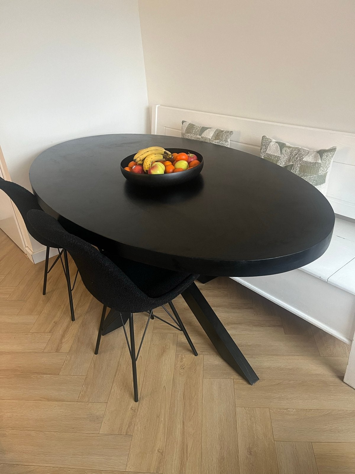 Stijlvolle zwarte ovale eettafel, Huis en Inrichting, Tafels | Eettafels, 100 tot 150 cm, Ophalen of Verzenden, Zo goed als nieuw