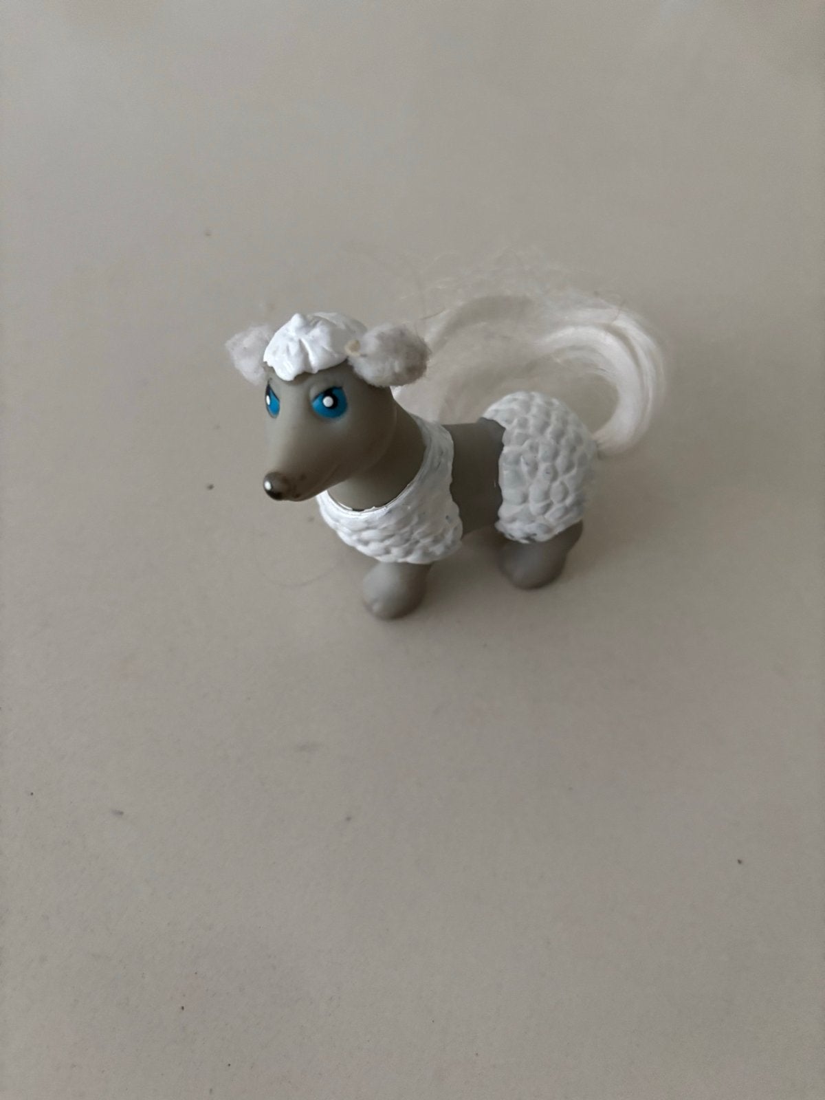 Vintage Poedel Speelgoedfiguur - Grijs met Wit, Ophalen of Verzenden, Gebruikt, Jongen of Meisje