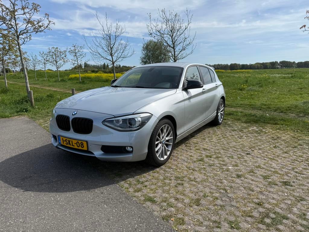 BMW 1-Serie 116I high executive 5DR 2013 Grijs, Auto's, BMW, Achterwielaandrijving, 4 cilinders, 1200 kg, 650 kg