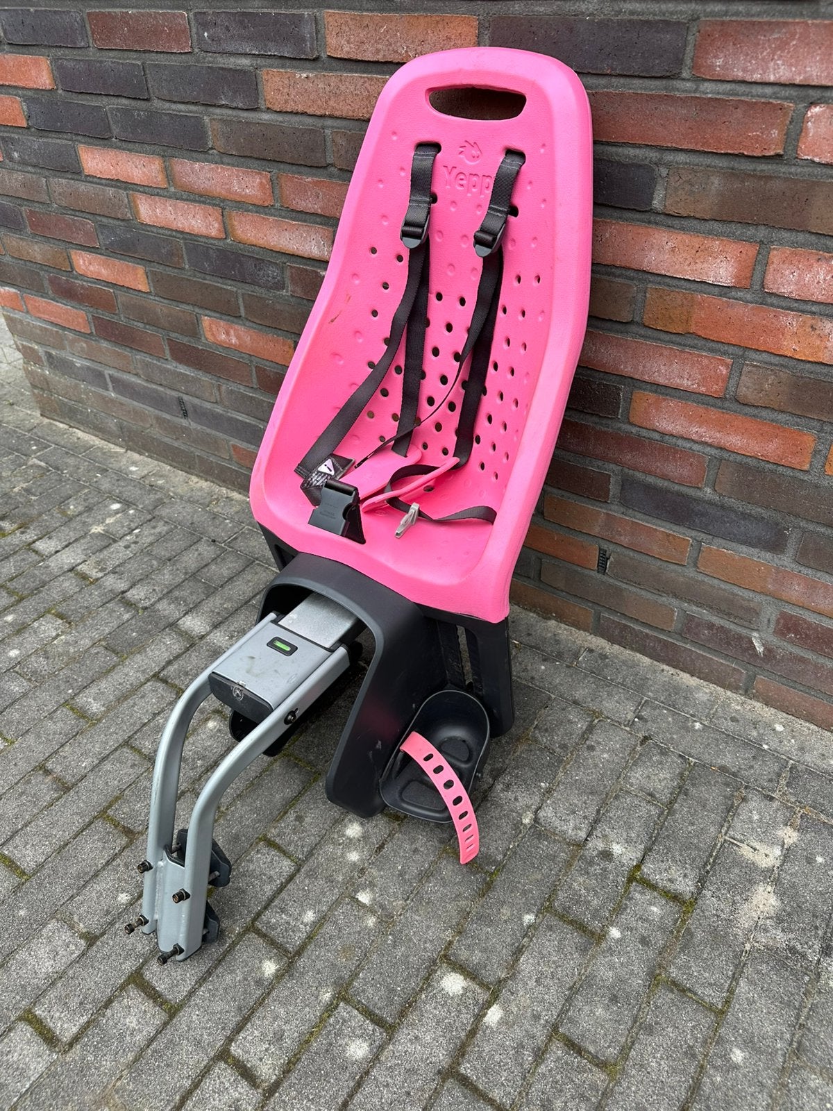 Fietsstoel Thule Yepp Maxi, roze, met zadelbuisbevestiging, Ophalen, Achterzitje, Voetsteuntjes, 9 t/m 18 kg