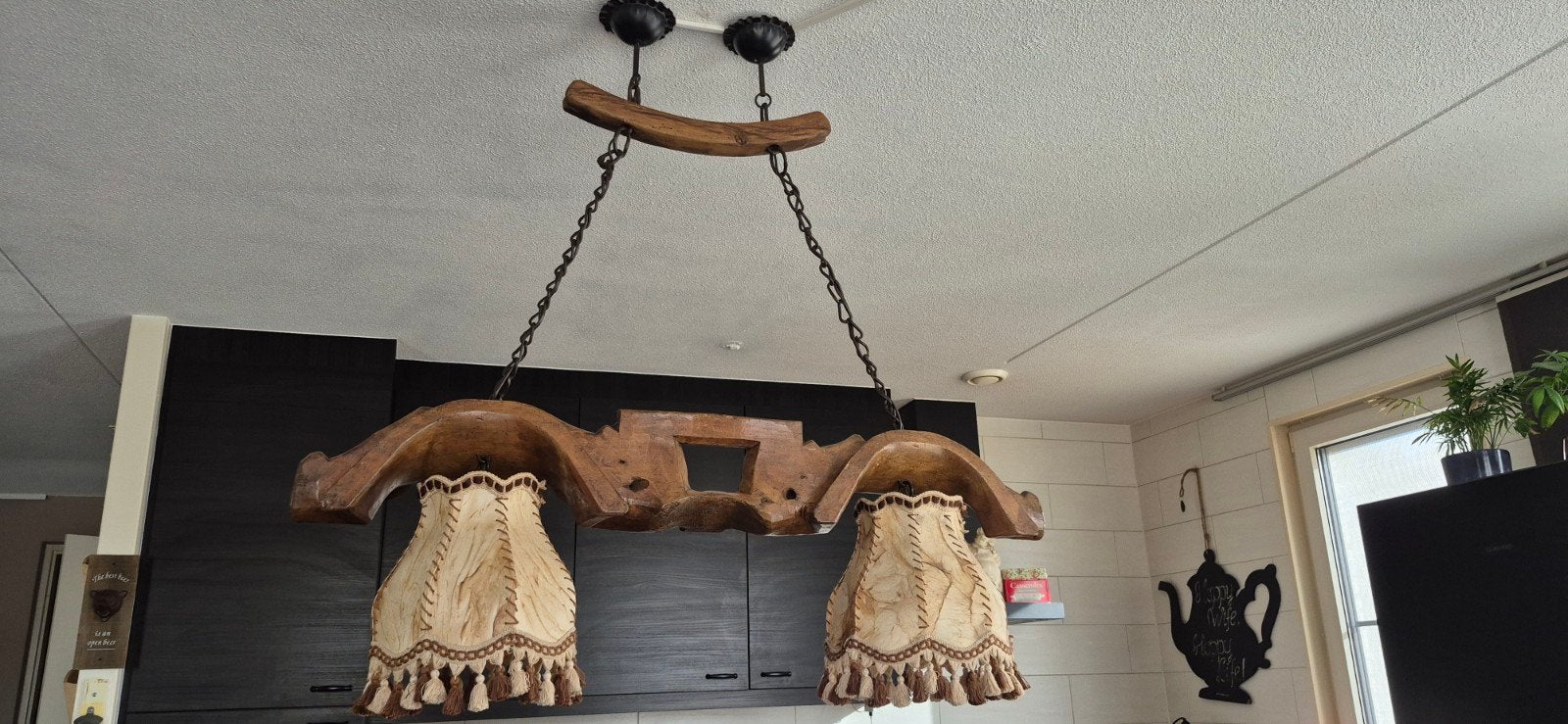 Rustieke houten hanglamp met huid kappen, Ophalen