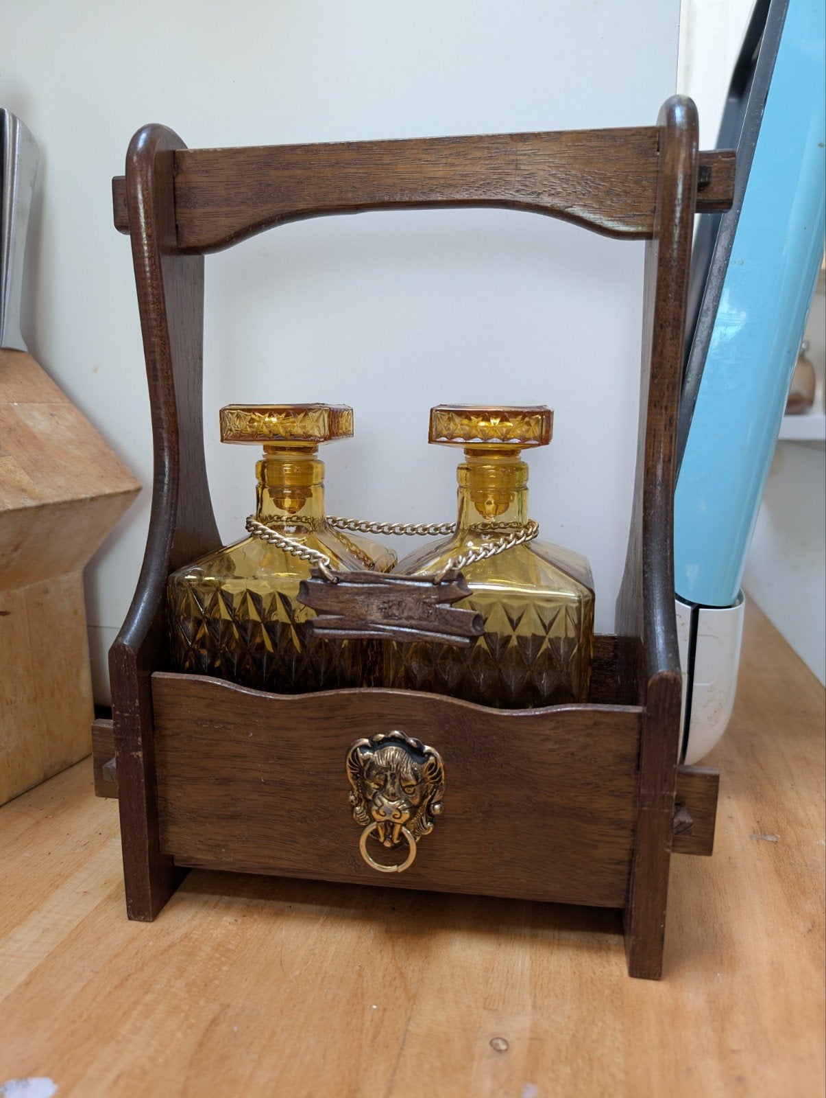 Vintage amberkleurige karafset met houten houder, Ophalen of Verzenden