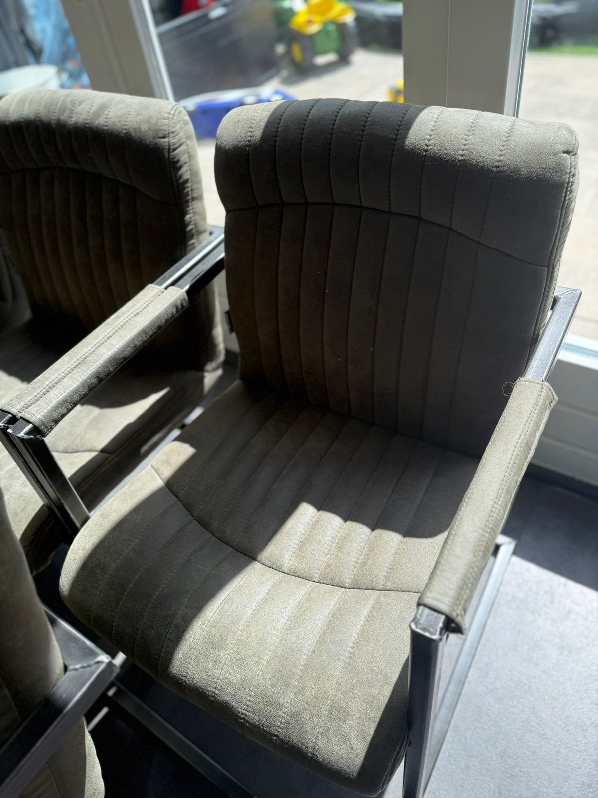 De bommel stoelen, Ophalen, Zo goed als nieuw